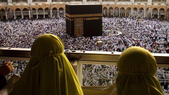 Umat muslim melakukan tawaf keliling Kabah selama menjalani ibadah umrah di Masjidil Haram, Mekkah, 4 Mei 2018. Banyak umat muslim yang menyambut bulan Ramadan dengan menjalankan ibadah umrah ke tanah suci. (AP Photo/Amr Nabil)