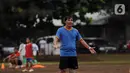 Mantan penyerang Timnas Indonesia, Ricky Yakobi saat melatih di salah satu lapangan di Jakarta. Ricky Yakobi membantu skuat Garuda merebut medali emas SEA Games 1987 untuk kali pertama. (Liputan6.com/Helmi Fithriansyah)