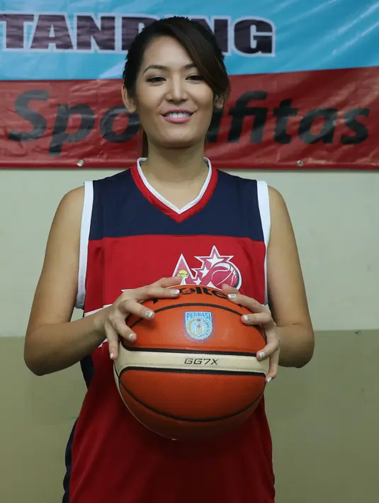 Dalam All Star Celebrity, ia bermain bersama dengan beberapa selebriti, diantaranya, Baim Wong, Adjie Pangestu, Samuel Rizal, Choky Sitohang, Didi Riyadi dan masih banyak lagi. (Andy Masela/Bintang.com)