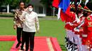 Presiden Indonesia Joko Widodo atau Jokowi (kiri) menyambut Presiden Filipina Ferdinand Marcos Jr (tengah) setibanya di Istana Kepresidenan Bogor, Bogor, Jawa Barat, Senin (5/9/2022). Jokowi dan Ibu Negara Iriana menyambut Presiden Ferdinand Marcos Jr serta sang istri yang turun dari mobilnya. (Adi Weda/ Pool Photo via AP)