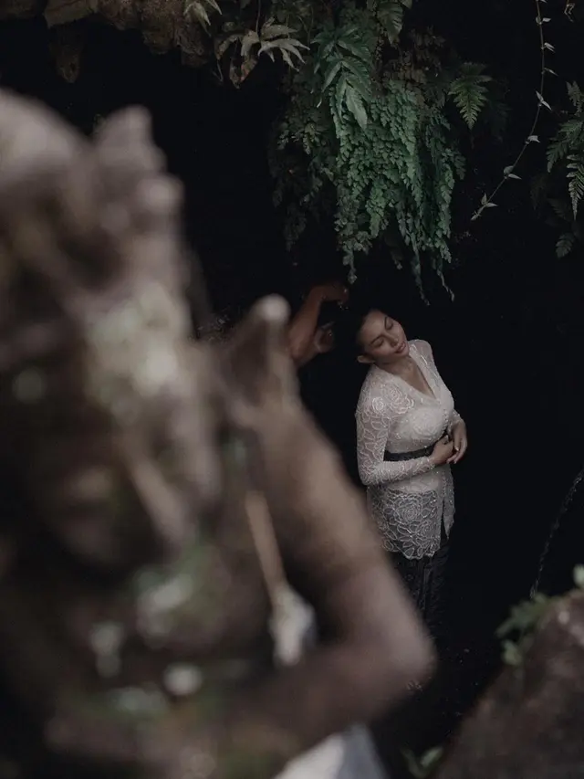 Tampil Berkebaya, Ini 7 Potret Ariel Tatum Saat Jalani Ritual di Bali