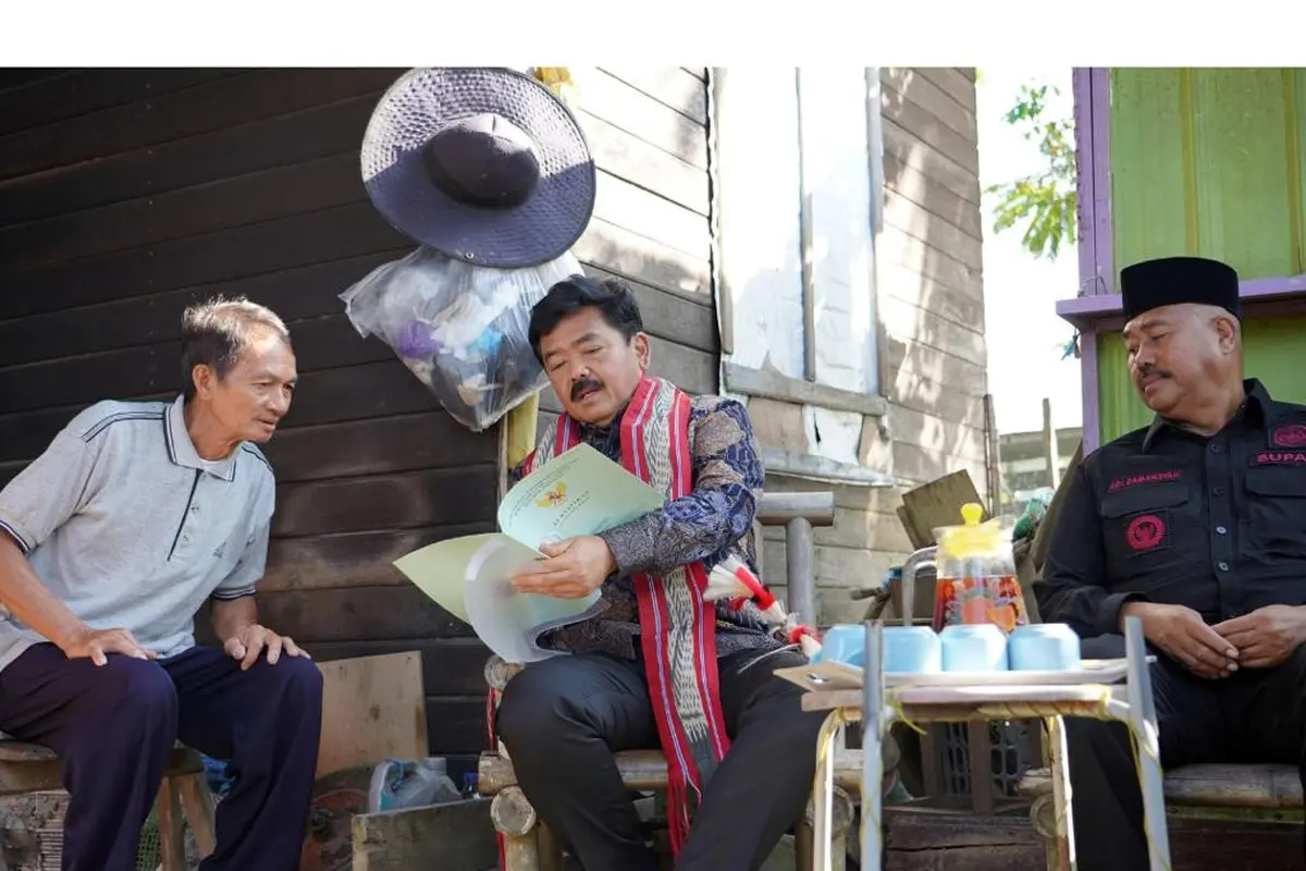Menteri Agraria dan Tata Ruang/Kepala Badan Pertanahan Nasional (ATR/BPN), Hadi Tjahjanto menyerahkan 12 sertipikat tanah milik masyarakat secara door to door di Kelurahan Jabah, Jumat (4/8/2023) (Istimewa)