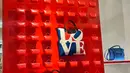 Karya seni Robert Indiana hadir menjadi print dalam tas primadona Longchamp, Le Pliage. Diharapkan karya seni yang terpampang pada beragam jenis Longchamp Le Pliage dapat menebarkan cinta dengan lebih luas. / Foto: Adinda Tri Wardhani - Fimela.com.