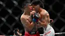 Petarung Indonesia Bilal Hasan (kanan) saat melawan petarung  dari Peru Nilson Rojas dalam pertandingan kelas terbang putra pada ajang UFC Fight Night di Oriental Sports Center, Shanghai, Sabtu, 29 Agustus 2026. (AFP/ Jade Gao)