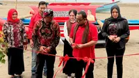 Anggota DPR Kaisar Serahkan Bantuan Kapal untuk Nelayan Cilacap