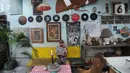 Pedagang menunggu pembeli di Kebayoran Vintage, Jakarta, Rabu (30/9/2020). Selama masa pandemi penjualan barang-barang bekas  rumah tangga di meningkat hingga 75 % dimana warga menjual barang-barang miliknya untuk mencukupi kebutuhan hidup sehari-hari. (merdeka.com/Arie Basuki)