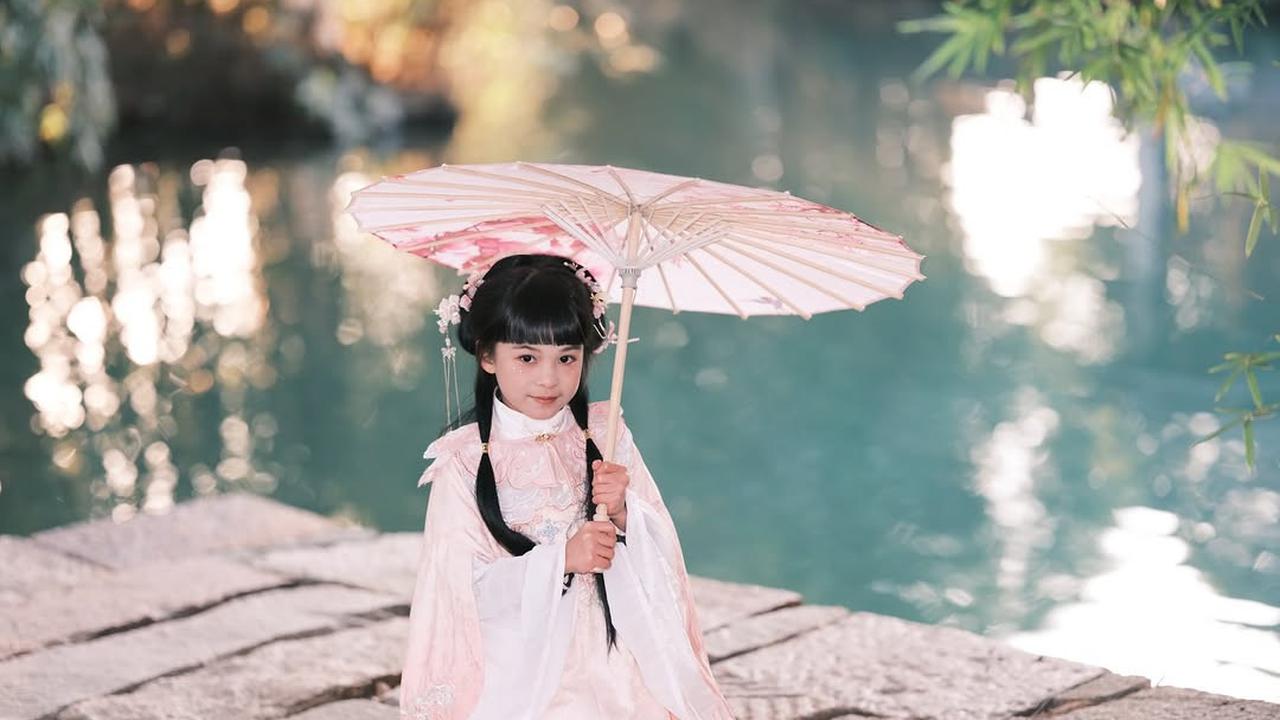 7 Potret Chelsea Olivia dan Anak Tampil Anak Kenakan Baju Khas China, Bikin Pangling Tampil Cantik Semua