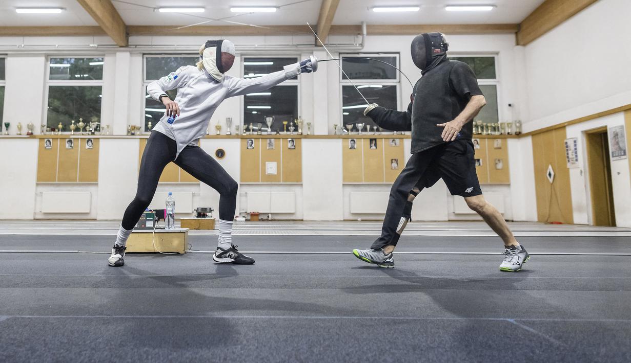 Pelatih tim anggar epee wanita Polandia, Mariusz Kosman (kanan) berkata “Saya tidak terkejut dia pergi ke Olimpiade.” Ia menambahkan bahwa, setelah sakit Magda lebih berkonsentrasi pada apa yang dilakukan, lebih terorganisir, dan memanfaatkan setiap momen selama latihan. (Foto: AFP/Wojtek Radwansk)