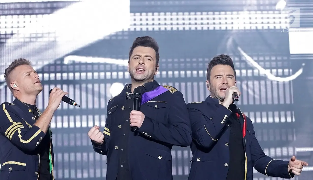 Personel Westlife saat tampil menghibur penggemar dalam konser bertajuk "Twenty Tour" di Kuil Sam Poo Kong, Semarang, Jawa Tengah (1/9/2019). Sebelumnya, Shane Filan dan kawan-kawan sudah lebih dulu tampil di Jakarta, Palembang, dan Yogyakarta. (Fimela.com/Bambang E.Ros)