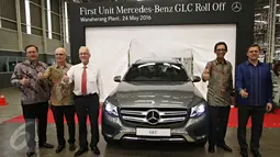 Direksi PT Mercedes-Benz Indonesia hadir saat peluncuran Mercedes-Benz GLC di Pabrik Wanaherang, Bogor, Jawa Barat, Selasa (24/5). Mercedes-Benz GLC yang dirakit secara lokal di Pabrik Wanaherang. (Liputan6.com/Immanuel Antonius)