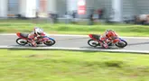 Pembalap muda beraksi dalam ajang Honda Dream Cup 2025 di Sirkuit Multifungsi Dispora Sumut Jl. Pancing Medan, Minggu (18/5/2025). (Bola.com/M Iqbal Ichsan)