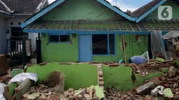 Kondisi rumah yang mengalami kerusakan akibat gempa di Dusun Krajan, Majangtengah, Dampit, Kabupaten Malang, Minggu (11/4/2021). Sejumlah rumah yang rusak berat terpaksa dirobohkan untuk meminimalisir adanya korban jika terjadi gempa susulan. (merdeka.com/Nanda F. Ibrahim)