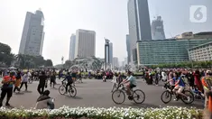 Aktivitas warga berolahraga saat Car Free Day di kawasan Bundaran HI, Jakarta, Minggu (10/11/2019). Warga Jakarta kini lebih leluasa berolahraga setelah Pemprov DKI memberlakukan larangan PKL berjualan di area HBKB mulai dari Jalan Sudirman hingga MH Thamrin. (merdeka.com/Iqbal S. Nugroho)