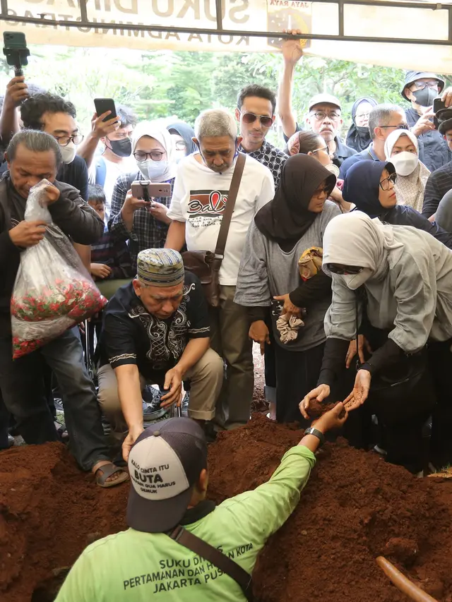 [Fimela] Suasana Pemakaman Aminah Cendrakasih