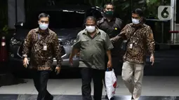 Bupati Langkat Sumatera Utara, Terbit Rencana Perangin Angin (kedua kiri) saat tiba di Gedung KPK, Jakarta, Rabu (19/1/2022). Terbit Rencana Perangin Angin akan menjalani pemeriksaan lebih lanjut usai terkena OTT KPK pada Selasa (18/1/2022) malam. (Liputan6.com/Helmi Fithriansyah)