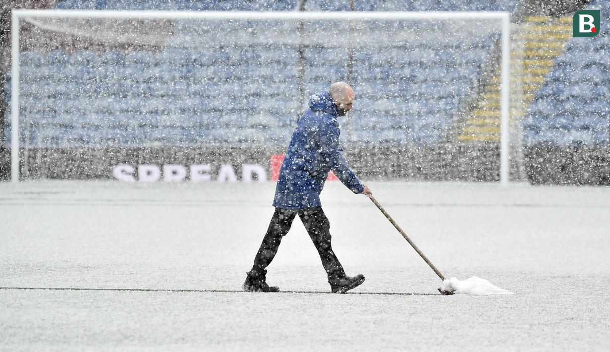 Pertandingan antara Burnley melawan Tottenham seharusnya digelar di Turf Moor, Minggu (28/11) pukul 21.00 WIB, namun hujan salju menutupi permukaan lapangan. (AP Photo/Rui Vieira)