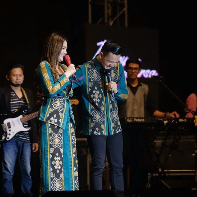 Dikabarkan menikah, Ini 6 Momen Manis Nella Kharisma dan Dory Harsa di Atas Panggung