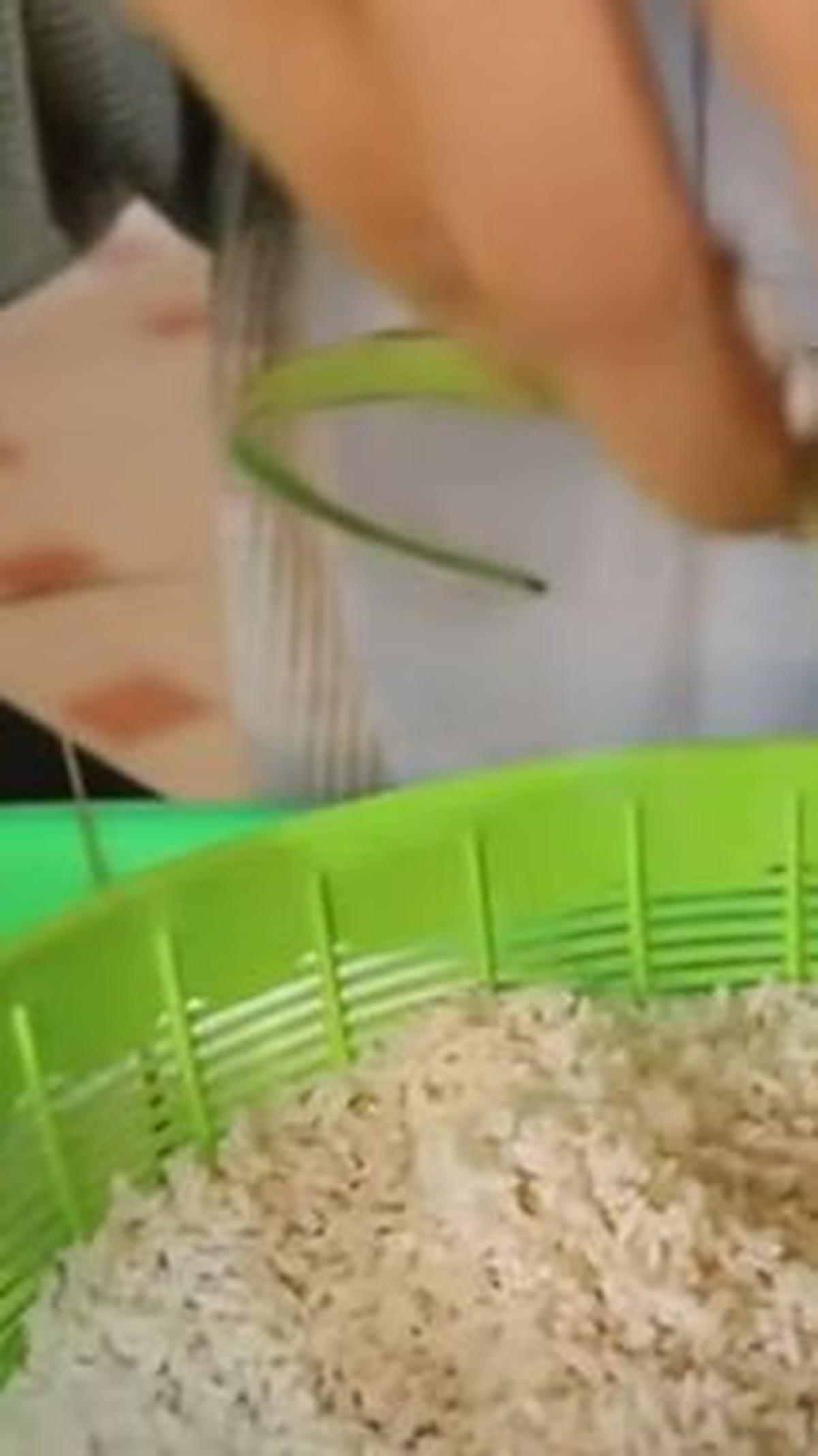 "Isi sebanyak 3/4 dari besar kelontong agar hasilnya padat tidak lembek dan tidak terlalu keras," ungkapnya.