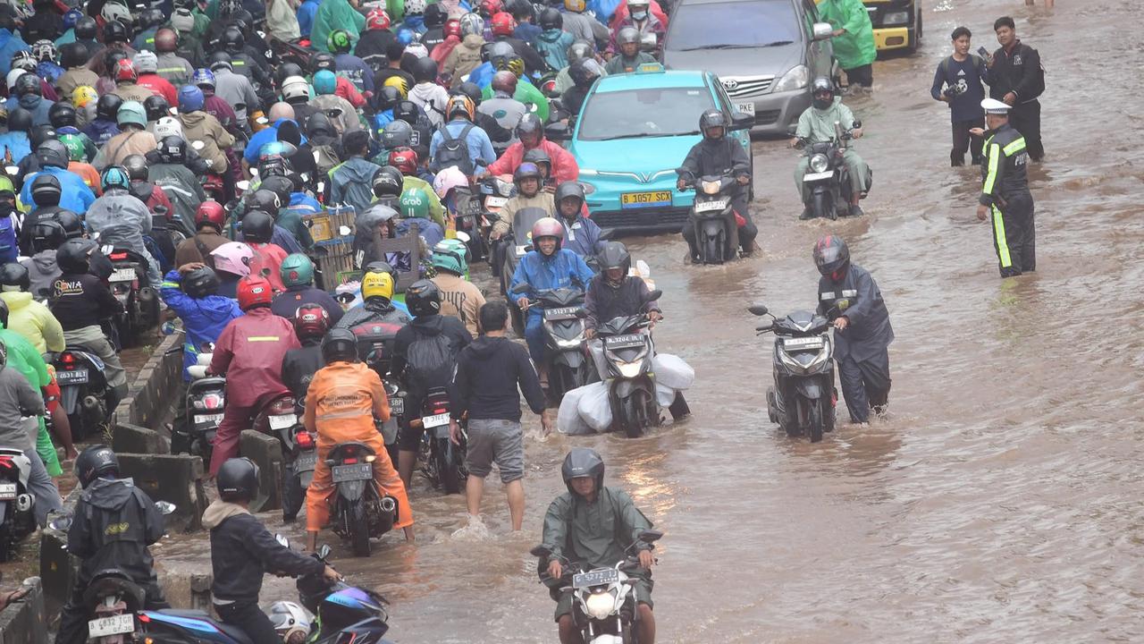 FOTO: Ratusan Pemotor Antre Menembus Banjir di Jalan Daan Mogot Jakbar