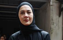 Datang dengan Mata Sembab, Paula Verhoeven Masih Syok Tak Sangka Papa Mertua Johnny Wong Meninggal Dunia