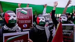 Ribuan orang menghadiri aksi tersebut menjelang peringatan 100 hari perang antara Israel dan Hamas di Gaza. (AP Photo/Dita Alangkara)
