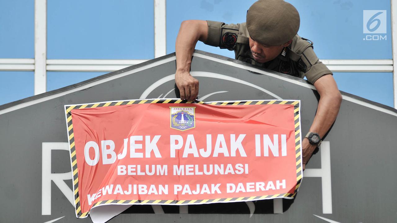 Pemasangan Stiker Tunggak Pajak di Green Pramuka Square Mall