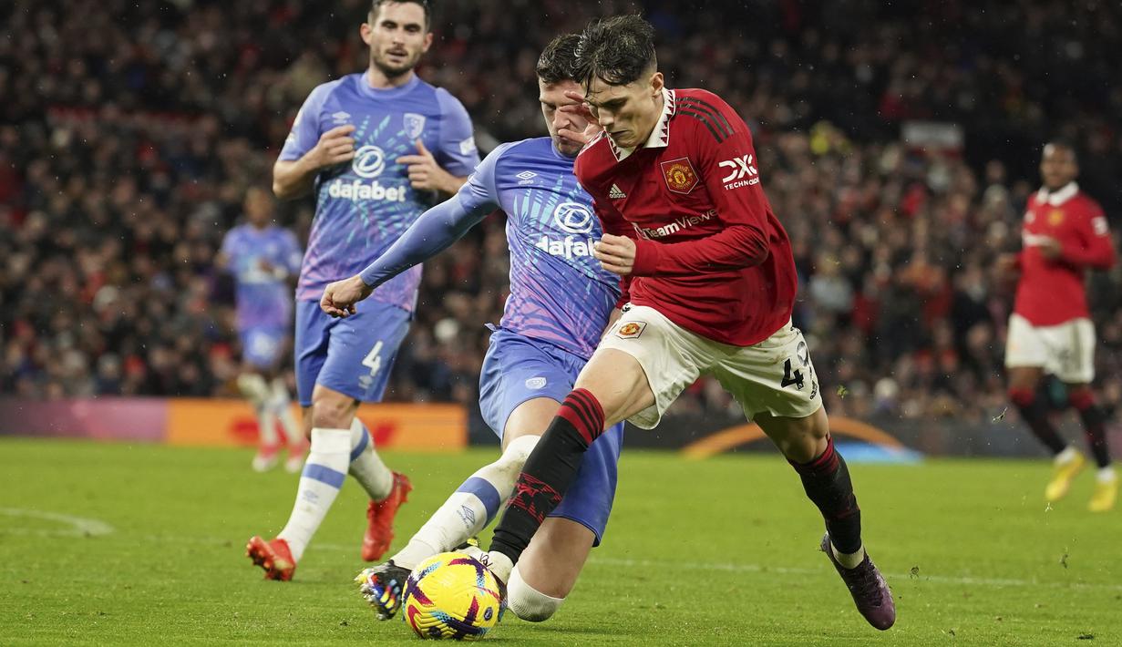 <p>Gelandang Manchester United, Alejandro Garnacho membawa bola dari kawalan pemain Bournemouth, Chris Mepham pada pertandingan lanjutan Liga Inggris di Old Trafford di Manchester, Inggris, Rabu (4/1/2023). Bournemouth tertahan di posisi ke-15 dengan 16 poin. (AP Photo/Dave Thompson)</p>