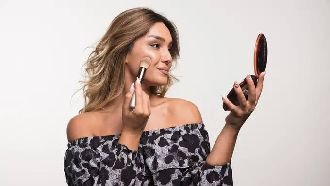 Tips menyembunyikan high cheekbone dengan makeup
