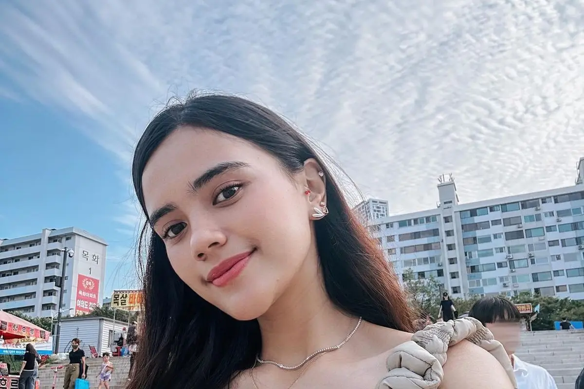 Yuk lihat outfit simpel Audi Marissa saat jalan-jalan ke Korea Selatan.