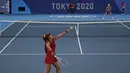Petenis Jepang Naomi Osaka melakukan servis saat melawan Marketa Vondrousova dari Republik Ceko dalam putaran ketiga tunggal putri Olimpiade Tokyo 2020 di Ariake Tennis Park di Tokyo (27/7/2021). Naomi kalah dari Marketa Vondrousova 6-1, 6-4. (AP Photo/Seth Wenig)