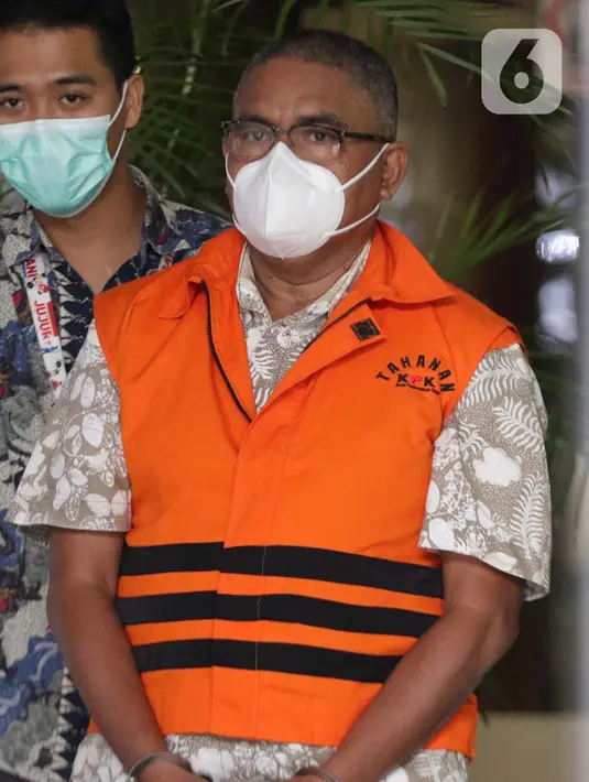 Inspektur Wilayah I Kementerian ATR/ BPN, Gusmin Tuarita bersiap menjalani rilis penahanan di Gedung KPK, Jakarta, Rabu (24/3/2021). Gusmin Tuarita ditahan terkait kasus dugaan penerimaan gratifikasi dan TPPU terkait pemberian serta penerbitan surat rekomendasi HGU. (Liputan6.com/Helmi Fithriansyah)