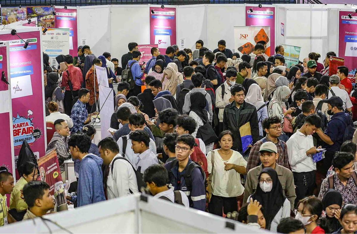 FOTO: Ribuan Pencari Kerja Padati Bursa Kerja di GOR Ciracas