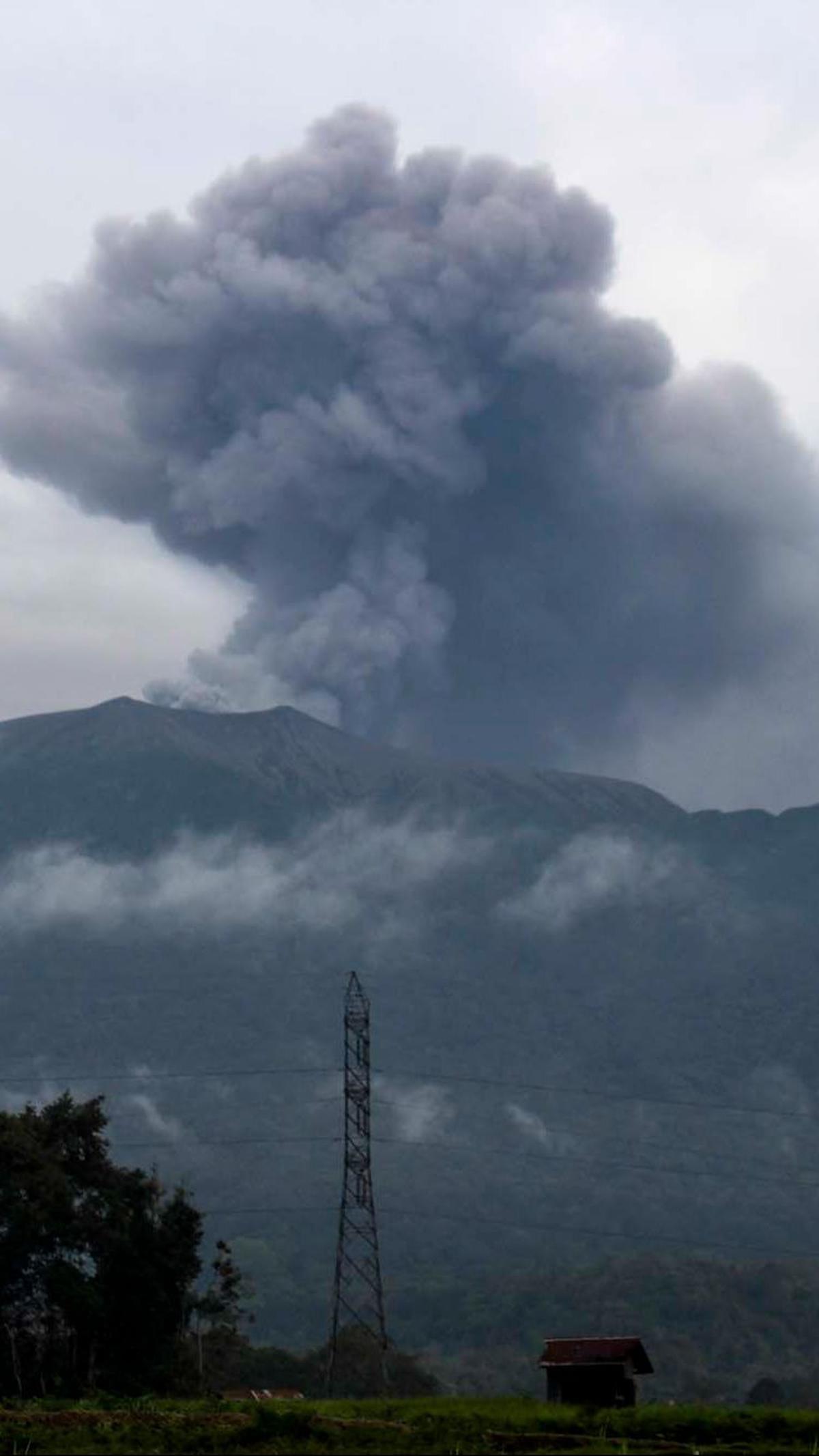 Terjadinya erupsi ini membuat tim SAR gabungan kembali harus waspada. Mereka pun terpaksa melakukan terjadi penundaan proses evakuasi korban erupsi yang masih berada di sekitar puncak gunung. ADI PRIMA/AFP