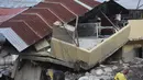 Sebuah rumah yang rusak akibat banjir dan tanah longsor yang dipicu hujan lebat di Tovar, negara bagian Merida, Venezuela, Kamis (26/8/2021). Gubernur Merida, Ramon Guevara, mengatakan sebelumnya lebih dari 1.200 rumah telah hancur dan 17 orang masih dalam proses pencarian. (AP Photo/Luis Bustos)