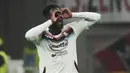 Selebrasi striker Salernitana, Boulaye Dia setelah mencetak gol penyeimbang 1-1 ke gawang AC Milan pada laga pekan ke-26 Liga Italia 2022/2023 di San Siro Stadium, Milan, Selasa (14/3/2023) dini hari WIB. (AP Photo/Luca Bruno)