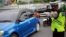 Polisi mengatur arus lalu lintas imbas adanya demo di kawasan Jalan MH Thamrin, Jakarta, Jumat (4/11/2022). Pengalihan arus lalu lintas dilakukan mulai pukul 10.00 WIB sampai selesai, sementara masyarakat pengguna jalan diimbau mencari jalan alternatif. (Liputan6.com/Faizal Fanani)