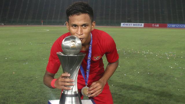 Gelandang Timnas Indonesia, Osvaldo Haay, mencium trofi Piala AFF U-22 2019 setelah mengalahkan Thailand pada laga final. (Bola.com/Zulfirdaus Harahap)