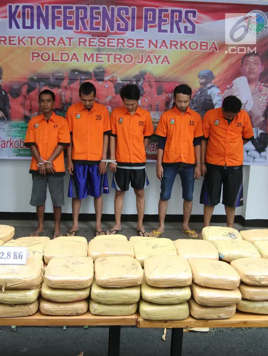 Tersangka dan barang bukti diperlihatkan saat rilis di Polda Metro Jaya, Jakarta, Selasa (24/4). 142,8 kilogram ganja dan 5 orang tersangka berhasil diamankan petugas kepolisian. (Liputan6.com/Arya Manggala)