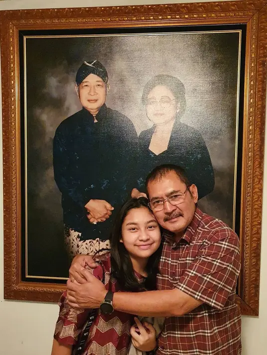 Ayah dan putrinya tersebut selalu tampil kompak di berbagai kesempatan. Kekompakan Khirani putri Mayangsari dan Bambang Trihatmodjo terkadang acapkali bikin iri sebagian netizen. (FOTO: instagram.com/mayangsari_official/)