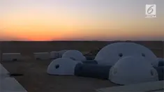 Gurun Dhofar dibuat memiliki suasana seperti di Mars. Para ilmuwan meneliti di sini, mulai dari robot, rumah kaca, dan pesawat.