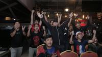 Keseruan komunitas United Indonesia ketika menyaksikan laga Manchester United (MU) melawan Everton di Bunker Terrace Cafe di Java Palace Hotel Jababeka, Cikarang, Sabtu (9/3/2024) malam WIB. Roaring Night Premier League ini berlangsung seru karena MU berhasil menang 2-0 dalam laga tersebut. (Bola.com/Pradipta Rama Baskara)