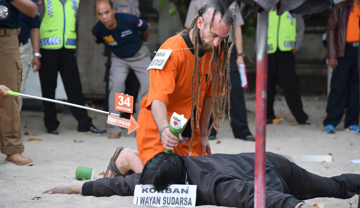 WN Inggris, David James Taylor berkelahi dengan pemeran korban Aipda Wayan Sudarsa saat rekonstruksi pembunuhan polisi di Pantai Kuta, Bali, Rabu (31/8). David dan Sara Connor memperagakan 68 adegan rokonstruksi di tiga lokasi. (AAP/Lauren Farrow/REUTERS)