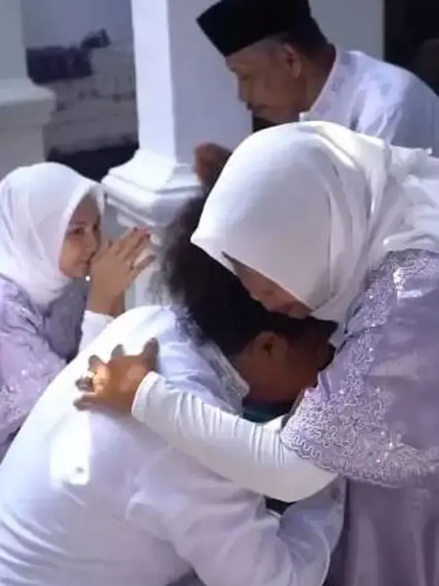 Indah Permatasari bersama keluarga Arie Kriting (Instagram/syrflanam)