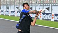 Pembalap Monster Energy Yamaha asal Prancis, Fabio Quartararo, bermain kriket di lintasan menjelang Grand Prix MotoGP India di Sirkuit Internasional Buddh, Greater Noida, di pinggiran New Delhi, pada 21 September 2023. (Money SHARMA/AFP)
