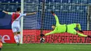 Striker AS Monaco, Wissam Ben Yedder mencetak gol keduanya ke gawang Montpellier melalui eksekusi penalti dalam laga lanjutan Liga Prancis 2020/21 pekan ke-20 di Mosson Stadium, Montpellier, Jumat (15/1/2021). AS Monaco menang 3-2 atas Montpellier. (AFP/Pascal Guyot)