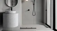 Kamar mandi minimalis dengan kloset duduk, shower berdinding kaca, wastafel gantung, dan keramik abu-putih berpola kotak kecil. (Liputan6.com/MetaAI)
