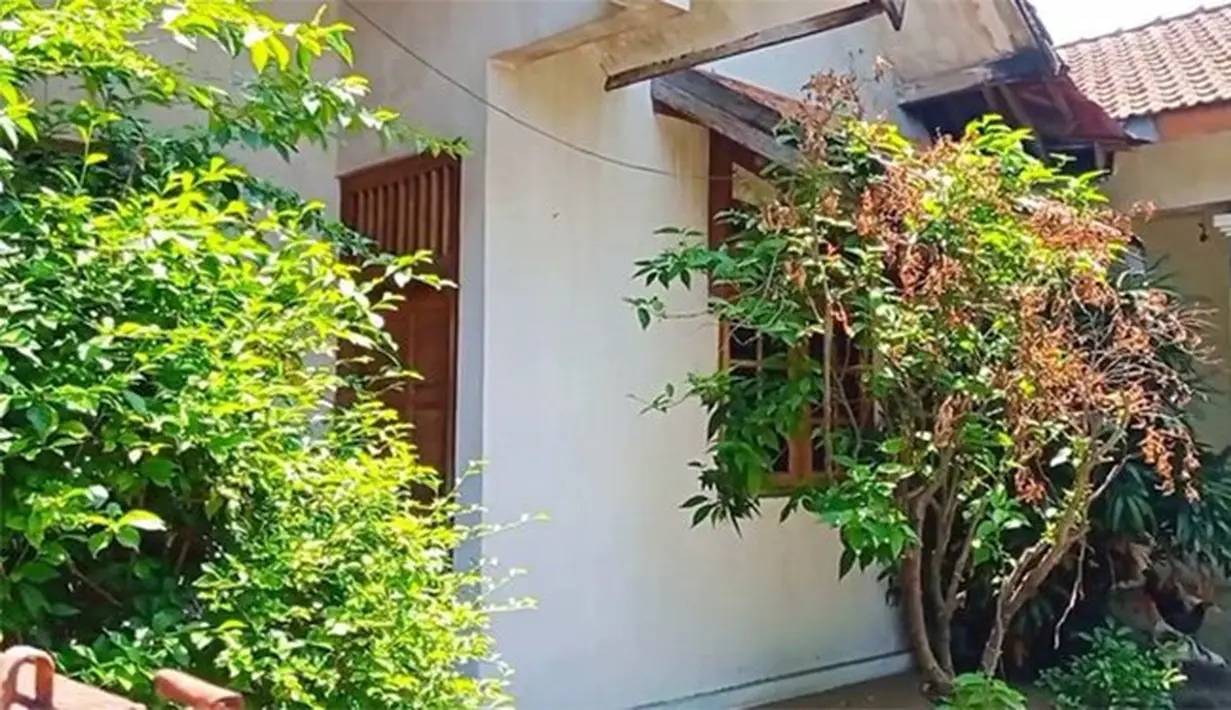 Rumah Abiem terlihat sangat luas. Begitu juga dengan halaman depannya. Rumah bercat putih itu tampak asri dengan banyak tanaman di depan rumah. [Youtube/Dapur Dangdut Indonesia]
