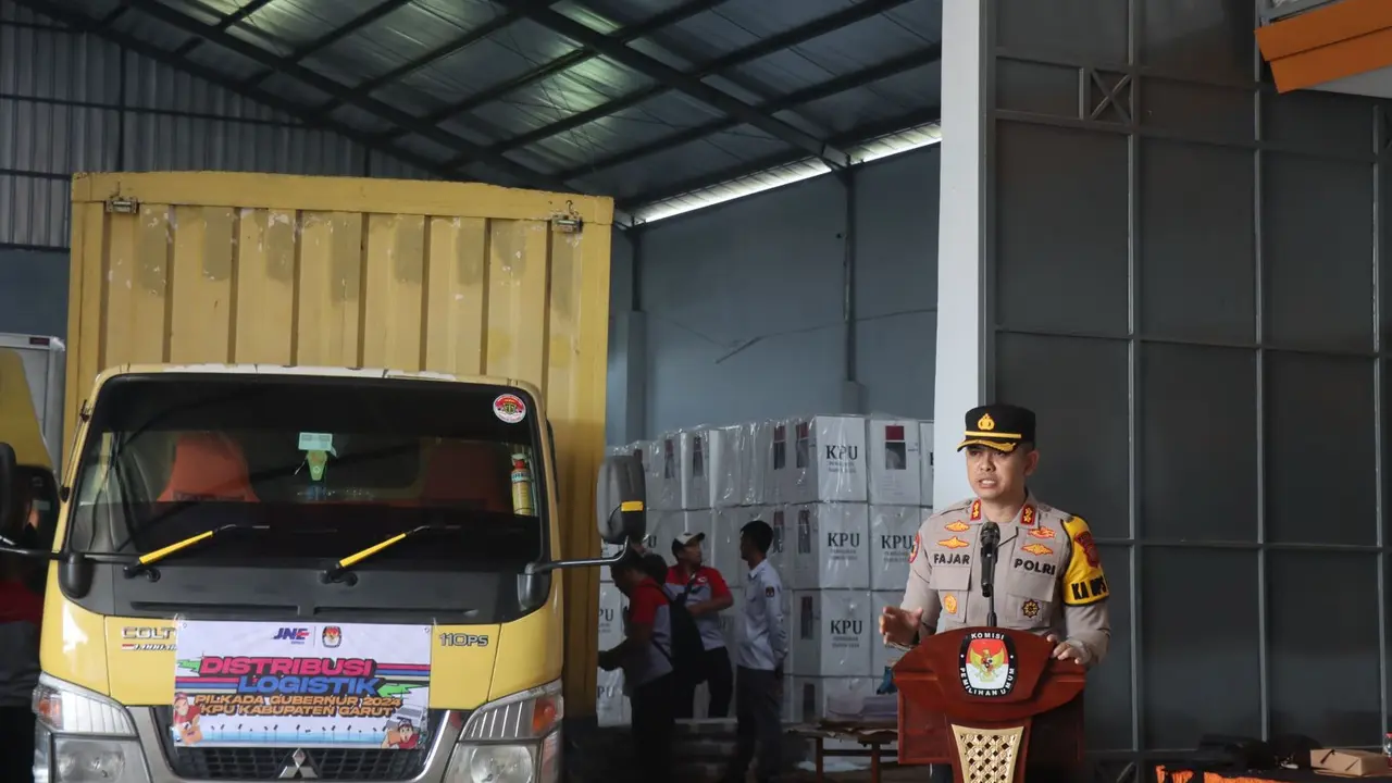 Kapolres Garut AKBP Mochamad Fajar Gemilang dalam sambutan di sela-sela pelepasan pendistribusian logistik pilkada serentak 2024. (Liputan6.com/Jayadi Supriadin)