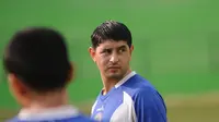 Esteban Vizcarra, gelandang serang asal Argentina mulai menjalani latihan bareng tim barunya Arema Cronus pada Selasa (3/11/2015). (Bola.com/Kevin Setiawan)