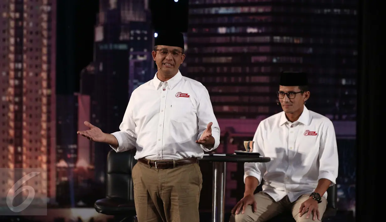 Ekspresi Anies Baswedan memaparkan visi misi pada debat perdana Cagub DKI Jakarta di Bidakara, Jakarta, Jumat (13/1). Anies mengatakan pembangunan daerah pinggir kali bukan dengan menggusur warga begitu saja. (Liputan6.com/Faizal Fanani)